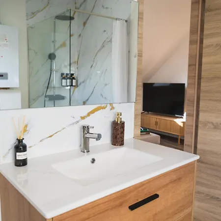 Cozy 1br & Living Apartment, Just 15 Minutes To Downtown 公寓 *