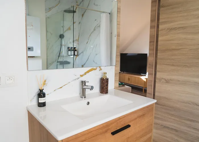 Cozy 1br & Living Apartment, Just 15 Minutes To Downtown Apartment *